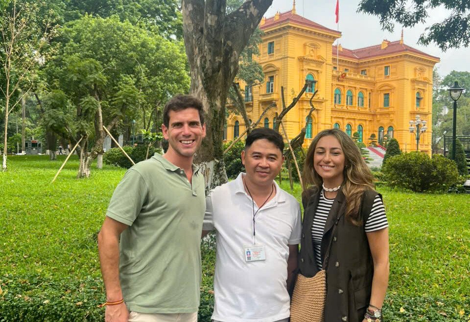 En Asia Pacific Travel, nuestro guía en Hanói es mucho más que un acompañante: es un verdadero embajador de la cultura vietnamita. Con más de 20 años de experiencia guiando a viajeros de habla hispana por la capital y sus alrededores, se ha ganado la admiración y confianza de cientos de grupos y viajeros individuales.
