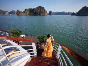 La Bahía de Halong, un paraíso natural con aguas color esmeralda y miles de islotes de piedra caliza, ofrece experiencias inolvidables