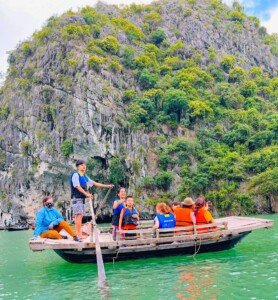con actividades como kayak, pesca nocturna de calamares y clases de cocina vietnamita a bordo.
