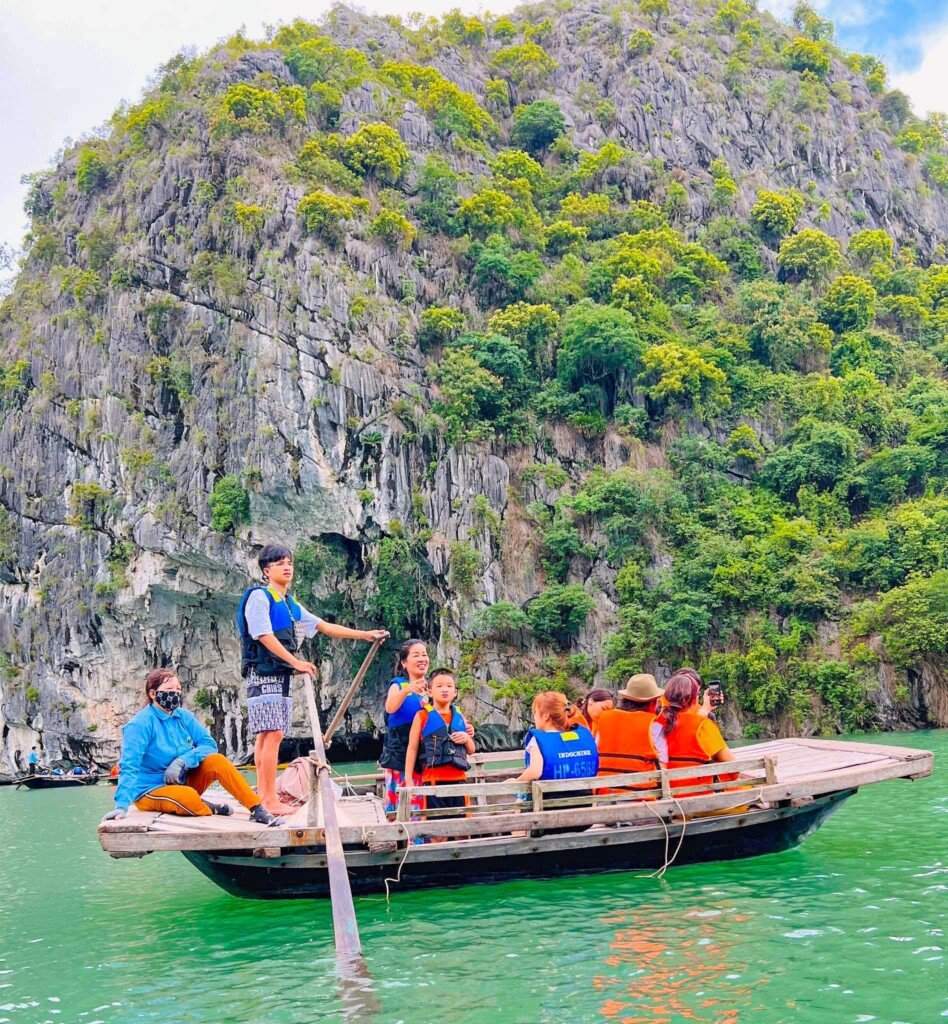 con actividades como kayak, pesca nocturna de calamares y clases de cocina vietnamita a bordo.