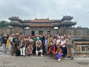 Hue: Ciudadela imperial, tumbas reales, pagodas y gastronomía local.