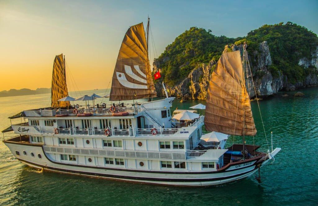 Bhaya Classic – Elegancia Atemporal en la Bahía de Halong