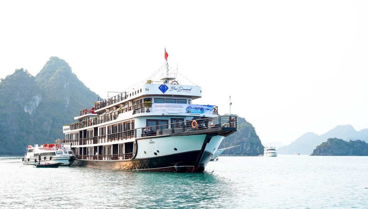 Blue Diamond Cruise – Navega con estilo por la bahía de Halong.