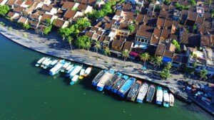Hoi An, un tesoro en el corazón de Vietnam, es conocida por su belleza pintoresca y su rica herencia cultural. Declarada Patrimonio de la Humanidad por la UNESCO, esta ciudad cautiva a todos los viajeros con sus callejuelas empedradas, casas coloniales y farolillos que iluminan las noches.