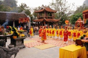 La Fiesta del Templo Thai Vi es una celebración tradicional llena de color y espiritualidad que tiene lugar en el hermoso entorno de Ninh Binh, un destino conocido por sus paisajes kársticos y ríos serpenteantes.