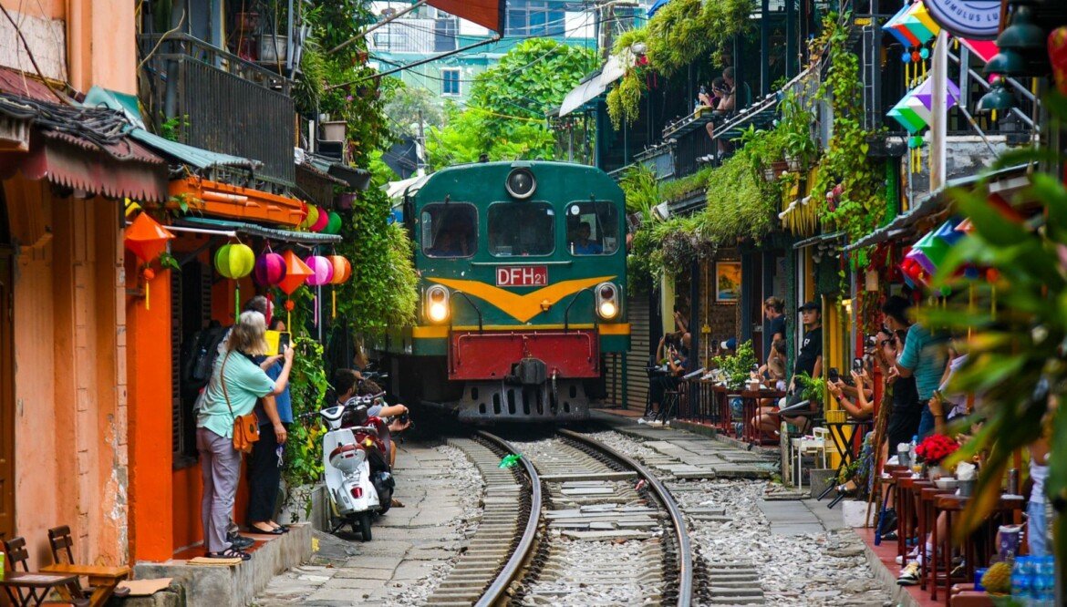 Tomando café junto a las vías: descubra la emocionante experiencia de las calles ferroviarias de Hanói