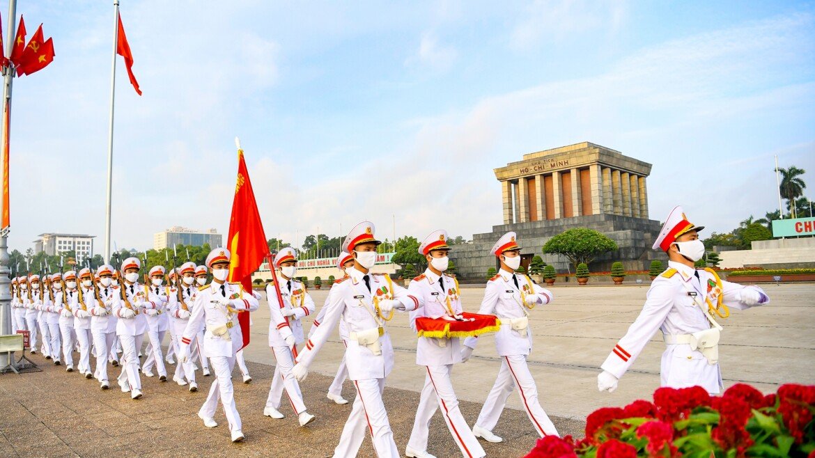Ceremonia de Izamiento de la Bandera en el Mausoleo de Ho Chi Minh: Un momento de orgullo nacional
