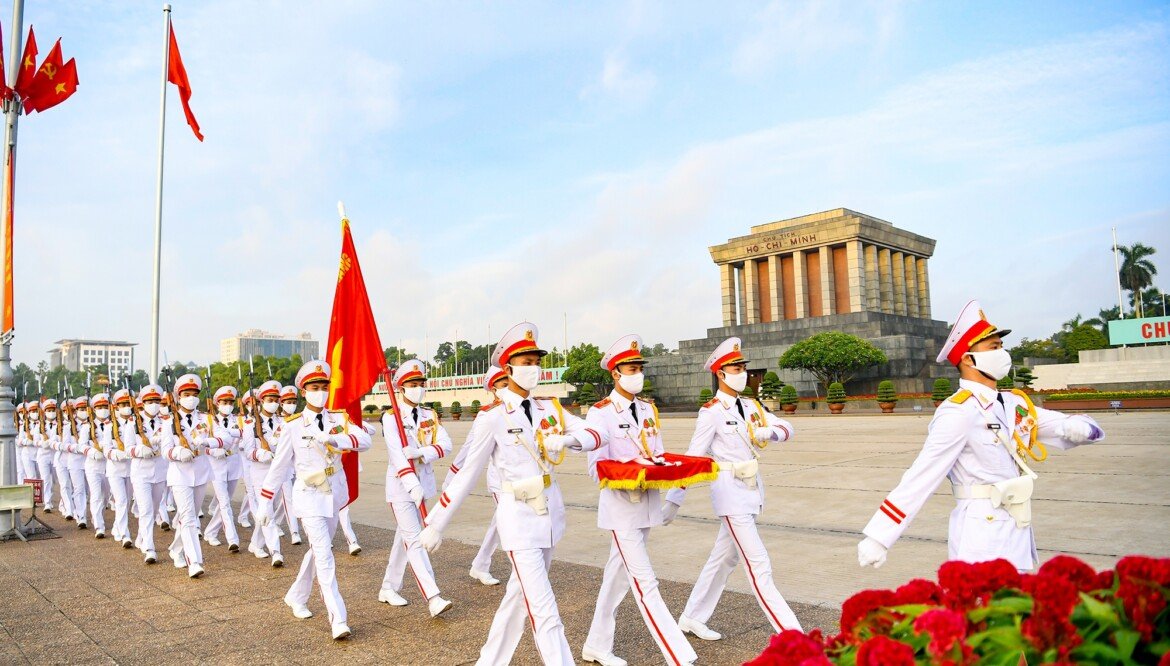 Ceremonia de Izamiento de la Bandera en el Mausoleo de Ho Chi Minh: Un momento de orgullo nacional